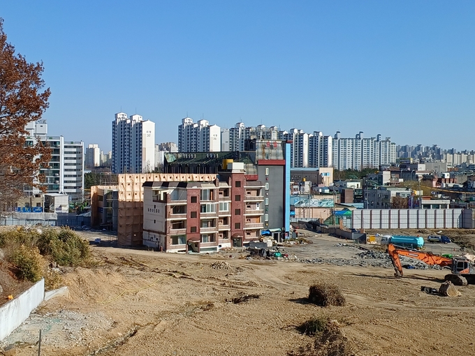 북변 4구역 조합과 토지주간에 소송 관계로 5층 숙박업소 건물을 철거하지 못하고 있다.(사진=천용남기자) 