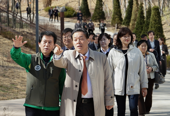 이재준 시장이 영흥수목원을 점검하고 있다. (사진=수원시 제공)