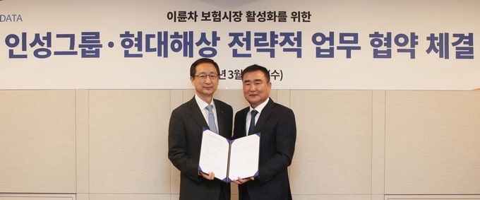 현대해상은 인성그룹과 이륜차 보험시장 활성화를 위한 전략적 업무협약(MOU)을 체결했다고 15일 밝혔다. 현대해상 조용일 부회장(왼쪽)과 인성그룹 황인혁 회장이 기념촬영을 하고 있다. (사진=현대해상 제공)