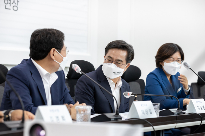 지난해 7월5일 용인 클러스터 조성사업 현장사무실에서 열린 간담회에서 김동연 경기도지사가 용인 반도체 클러스터 조성사업 추진상황을 점검하고 지역 현안과 관련해 고충과 건의사항을 청취하고 있다. (사진=경기도 제공)