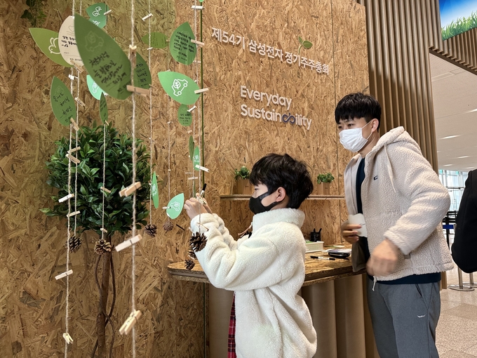 주주들이 삼성전자에 바라는 점을 적어 걸고 있다. (사진=박시형 기자)