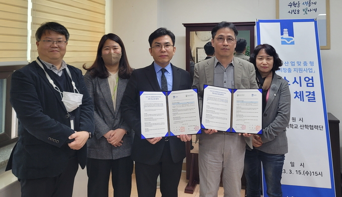 오민범 수원시 경제정책국장(오른쪽 2번째), 황룡 동남보건대 산학협력단장 등이 협약 후 함께하고 있다. (사진=수원시 제공)