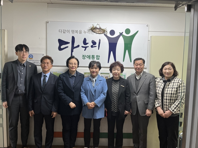윤경숙 위원장(가운데)과 위원들이 시설 관계자 등과 기념사진을 찍고 있다.(사진=안양시의회 제공)