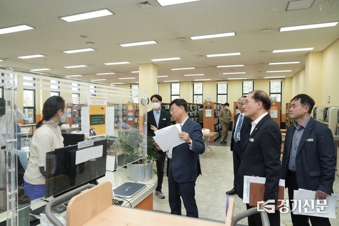 신상진 시장이 도서대출 직원과 이야기를 나누고 있다. (사진=성남시 제공)