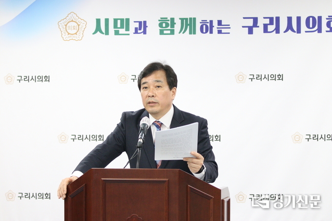 15일 열린 구리시의회 3월 2차 의정 브리핑에서 권봉수 의장이 설명하고 있다.(사진=구리시의회 제공)