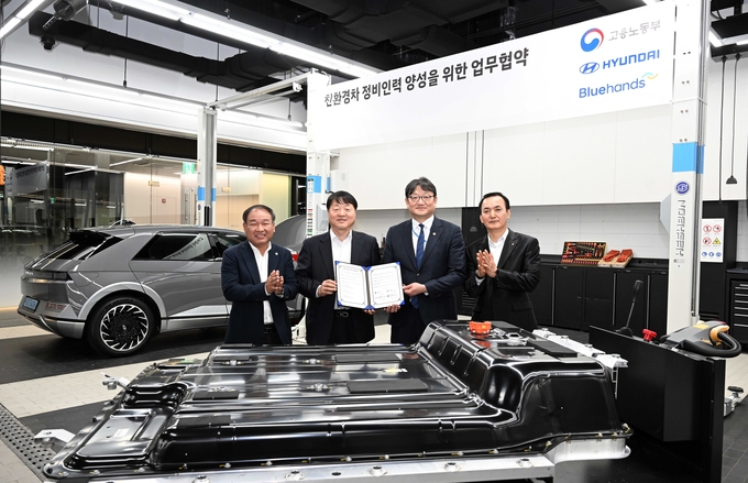 (왼쪽부터) 박민수 현대정비가맹점연합회 회장, 유원하 현대차 국내사업본부장, 권기섭 고용노동부 차관, 이교열 종합블루핸즈연합회 회장이 '친환경차 정비 인력 양성을 위한 업무협약(MOU)'를 체결한 뒤 기념촬영을 하고 있다. (사진=현대자동차)