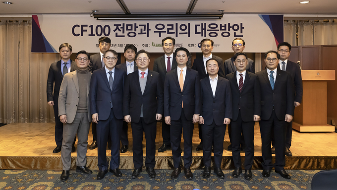 (첫째줄 왼쪽부터) 김성원 GS에너지 부사장, 손양훈 인천대 교수, 박일준 산업통상자원부 2차관, 추형욱 SK E&S 사장, 조홍종 단국대 교수, 이원주 산업통상자원부 국장, 오영권 포스코인터내셔널 상무, (둘째줄 왼쪽부터) 장우석 현대경제연구원 실장, 김종우 에너지경제연구원 연구위원, 안윤기 포스코경영연구원 상무, 김기준 고려아연 부사장, 이만섭 효성중공업 전무, 이상준 서울과학기술대 교수가 에너지얼라이언스 주최 'CF100 전망과 우리의 대응방안 토론회'에서 기념사진을 촬영하고 있다. (사진=SK E&S)