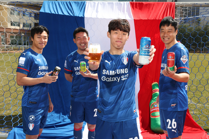 프로축구 K리그1 수원 삼성이 ‘글로벌 프리미엄 맥주’ 칭따오(TSINGTAO)와 2023 시즌 공식 스폰서 계약을 체결했다. (사진=수원 삼성 제공)