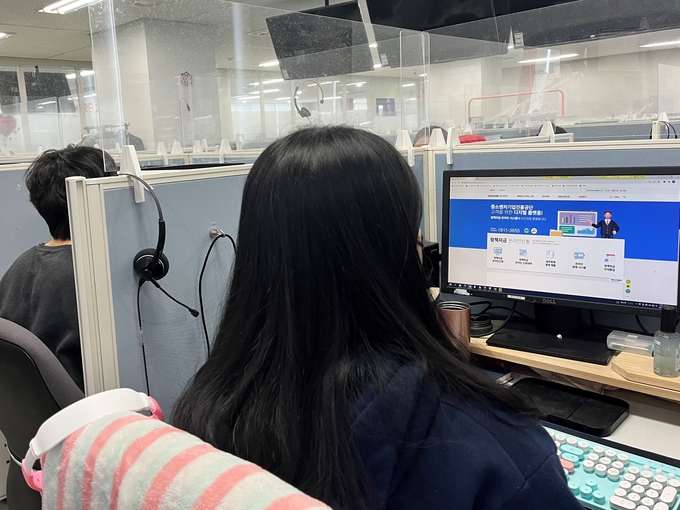 정책자금 전담콜센터 직원들이 정책자금 온라인 신청 절차를 안내하고 있다. (사진=중소벤처기업진흥공단 제공)