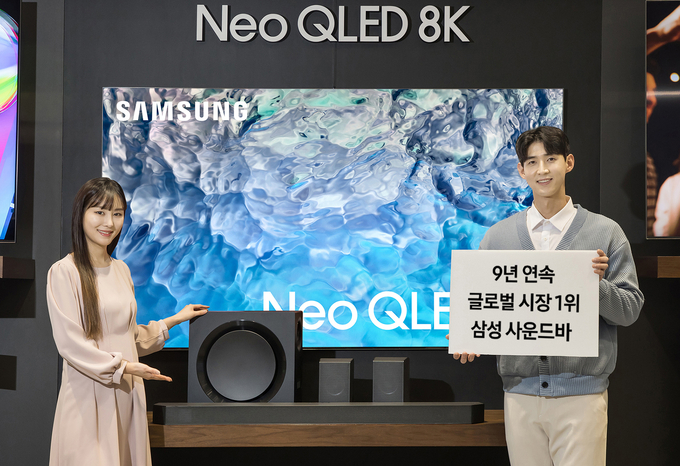 삼성전자 모델이 2023년형 사운드바 'HW-Q990C'와 2023년형 Neo QLED 8K 제품을 소개하고 있다. (사진=삼성전자).