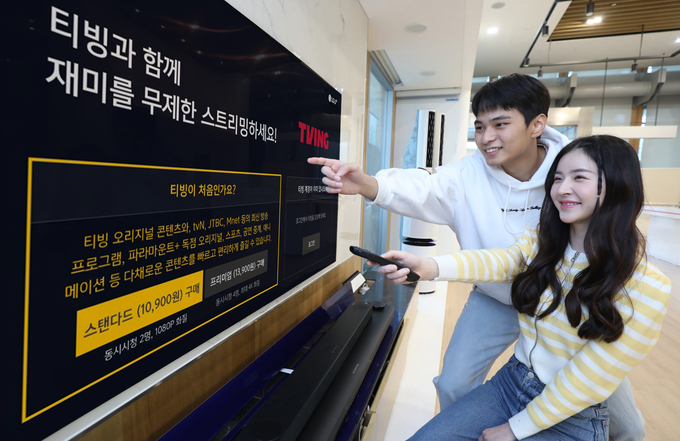 모델들이 U<sup>+</sup>tv 메뉴 중 티빙 부가서비스 가입화면을 바라보고 있다. (사진=LG유플러스)