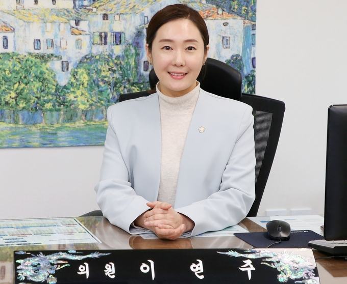 이연주 인천 남동의원이 구의회 사무살에서 경기신문과 인터뷰하고 있다. ( 사진 = 남동구의회 제공 )