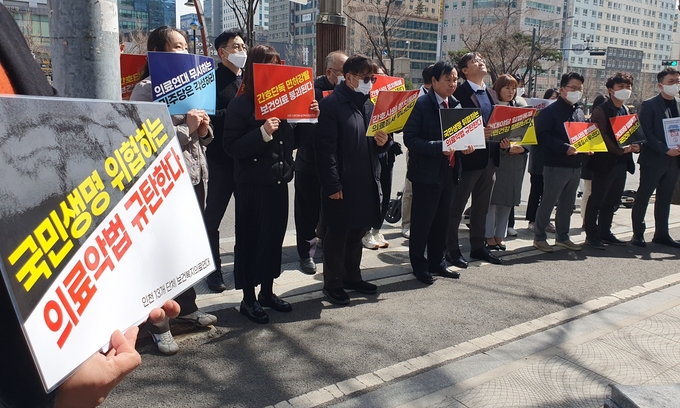 16일 오후 보건복지의료연대 인천지회 관계자들이 남동구 구월동 더불어민주당 인천시당 앞에서 간호법 등에 반대하는 기자회견을 진행하고 있다. ( 사진 = 최태용 기자 )
