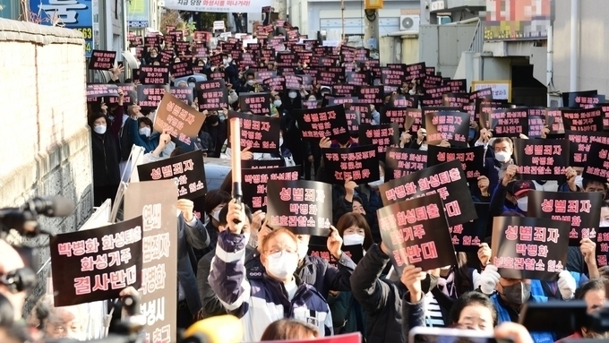  화성시 시민단체 학부모 700여 명이 모여 박병화 퇴거를 촉구하는 구호를 외치고 있다 (사진=화성시 제공)