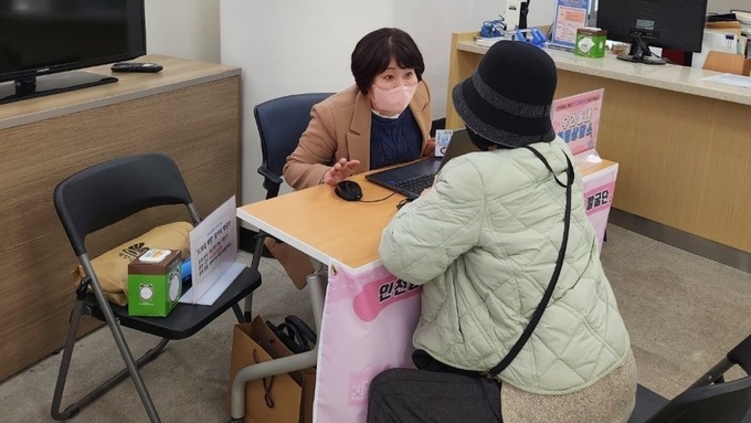 지난 15일 계양3동 행정복지센터에서 구민이 상담을 받고 있다. ( 사진 = 계양구 제공 )