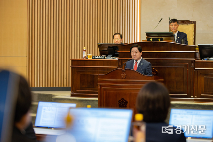주광덕 남양주시장은 17일 제293회 남양주시의회 임시회 제1·2차 본회의에서 시의원들의 시정 질문에 답변하고 있다.(사진=남양주시 제공)