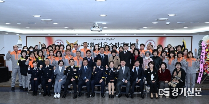 구리소방서는 지난 17일 ‘제2회 의용소방대의 날’을 맞이하여 ‘의로운 마음, 뜨거운 용기로 다시 힘차게!’라는 슬로건으로 기념행사를 열고 앞으로 구리시의 안전지킴이로서 최선을 다할 것을 다짐했다 (사진=구리시 제공)