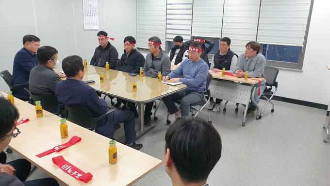 노조 대표들이 사장실을 2차 항의 방문했으나 원론적인 답변만 듣고 수시로 소통하기로 했다.(사진=남양주도시공사 노조 제공)