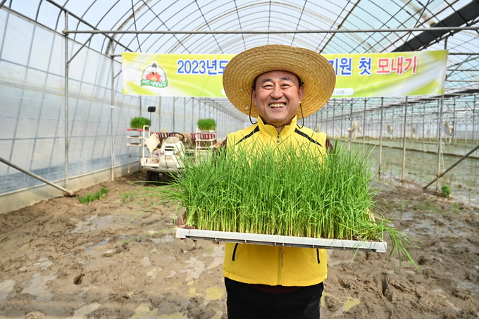 여주시는 2023년도 첫 모내기를 실시했다. (사진=여주시 제공)