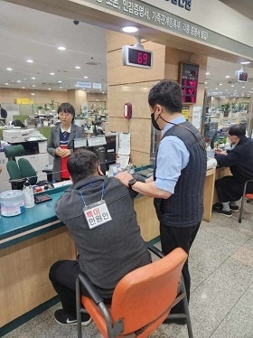 군포시는 지난 15일 오후 민원담당 직원, 경찰이 참여한 가운데 민원실 비상상황 대비 모의훈련을 실시했다(사진=군포시 제공)