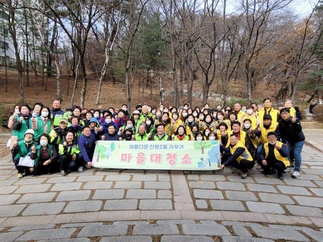 군포시 산본2동 행정복지센터는 지난 14일 직능단체 회원들과 함께 새봄맞이 대청소를 실시했다.(사진=군포시 제공)