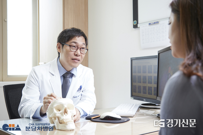 신경외과 김주평 교수가 진료를 보고 있다. (사진=분당 차병원 제공)