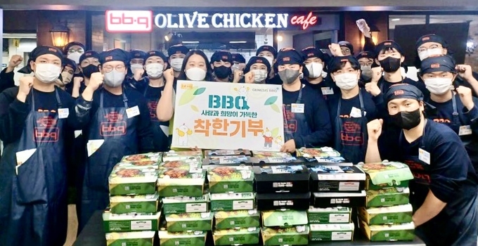 제너시스BBQ 그룹 2023년 신입사원들이 치킨대학에서 직접 만든 치킨을 착한기부를 통해 청소년복지시설에 보냈다. (사진=제너시스BBQ 제공)