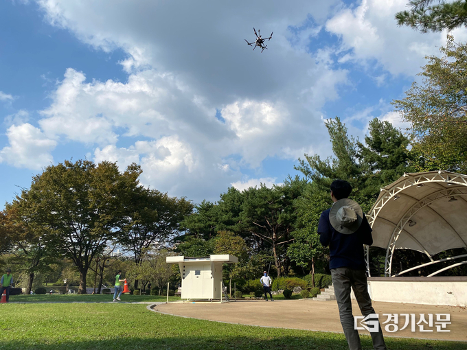 공원에 물품을 배송 드론 모습. (사진=성남시 제공) <br>
