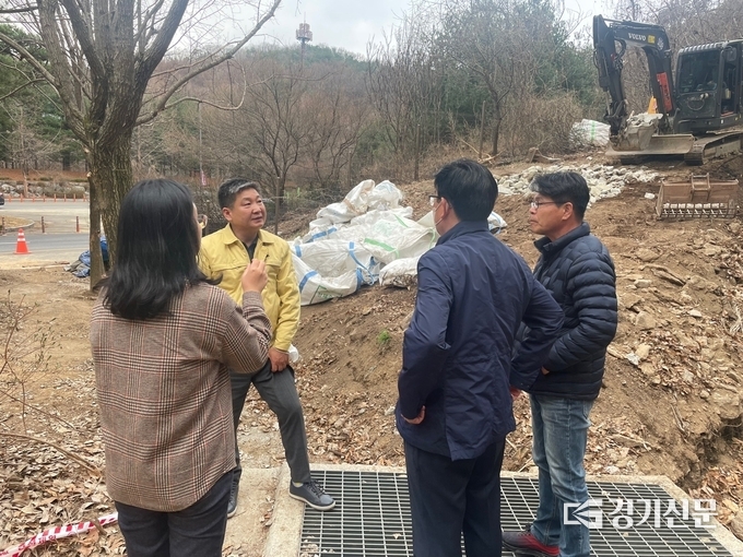 최현백 시의원이 수해 복구 현장을 찾아 복구 현황을 파악하고 있다. (사진=최현백 의원 제공)