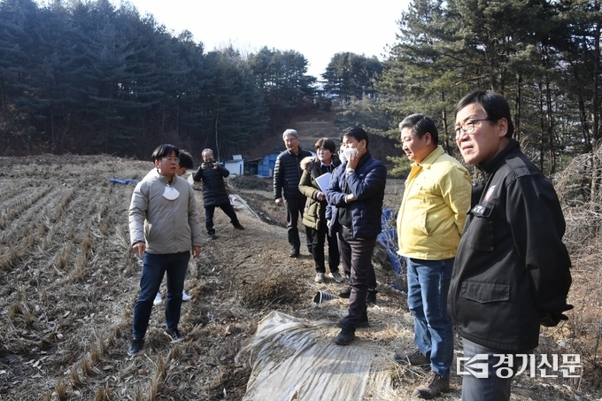 최현백 의원(사진 오른쪽 두번째)이 수해복구 현장을 점검하고 있다. (사진=최현백 의원 제공)