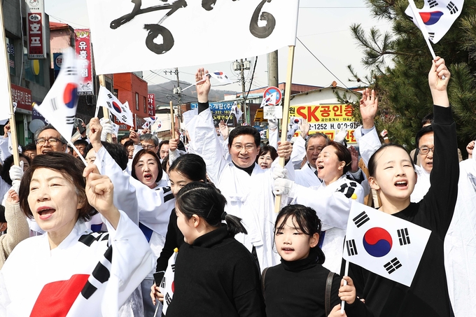 용인 원삼만세운동 거리 행진을 재현한 이상일 용인특례시장과 시민들.(사진=용인시 제공)