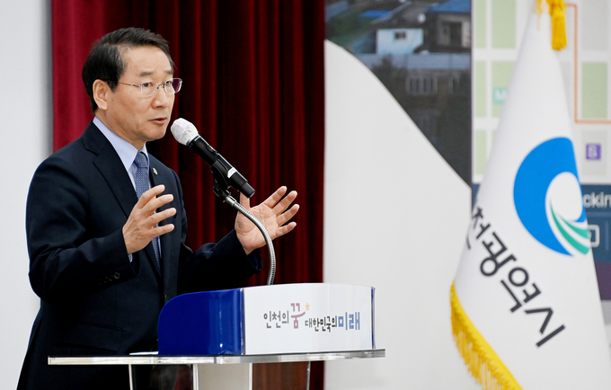 지난 6일 유정복 인천시장이 시청 대회의실에서 열린 '3월 직원 월례조회'에서 인사말을 하고 있다. ( 사진 = 인천시 제공 )