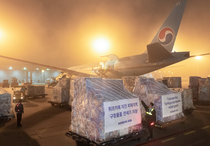 대한항공이 20일 새벽 출발하는 튀르키예 이스탄불행 화물기를 편성하여, 현지 지진 피해를 입은 이재민들을 위한 구호물자를 수송하고 있다. (사진=대한항공 제공)