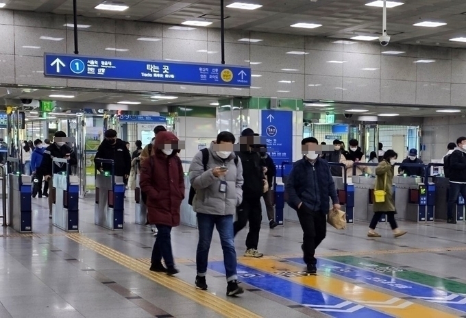 20일 수원역에서 지하철을 타는 대다수의 사람이 마스크를 착용했다. (사진=고륜형)