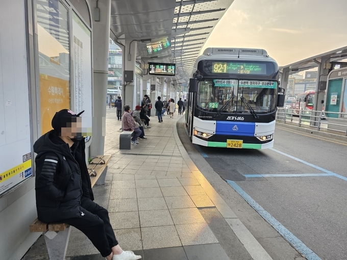 버스 정류장에 있던 사람들은 대부분 마스크를 착용했다. (사진=고륜형)
