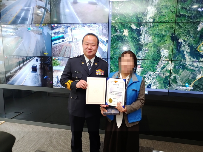 가평경찰서는 지난 17일 가평군 통합 CCTV관제센터 주무관에 대한 경찰서장 감사장을 수여하고 있다. (사진=가평경찰서 제공)