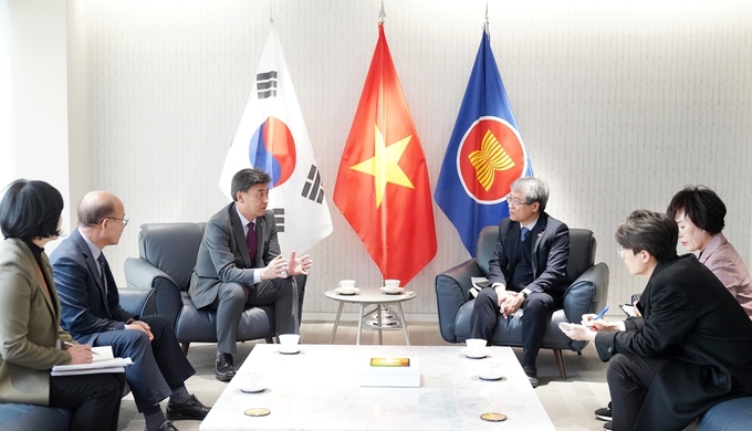 방세환 시장과 응우옌 부 뚱 주한 베트남 대사는 양국간 자매결연등 경제 교류협력에 대한 회담을 나누고 있다.(사진= 광주시 제공)