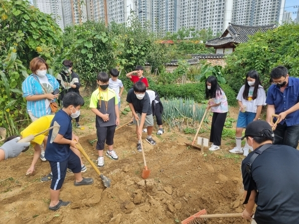 함현초등학교 공동체 텃밭 가꾸기 프로그램 학습.(사진=시흥시 제공).