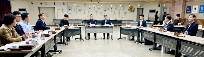 경기도는 도내 31개 시‧군을 대상으로 ‘권역별 규제 합리화 순회간담회’를 진행한다고 밝혔다. 도는 20일 부천시청에서 부천, 광명, 시흥, 안산, 김포 등 5개 지자체로 구성된 1권역 간담회를 진행했다. (사진=경기도 제공) 