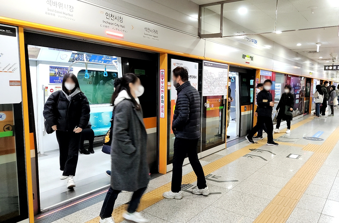 20일 오전 인천 2호선 인천시청역 모습. 승객 대부분이 마스크를 착용한 채 열차에 탑승하거나 내리고 있다. ( 사진 = 박지현 기자 )