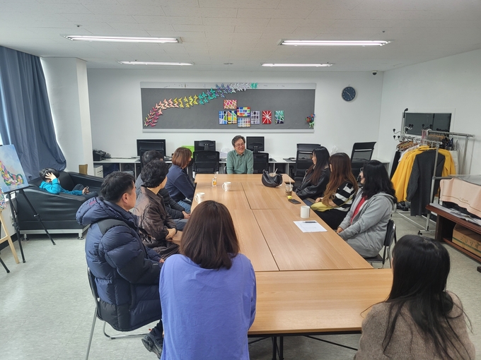 KB국민은행 정자동지역본부가 드림온 학교에서 봉사활동을 하고 있다. (사진=KB 국민은행 제공)