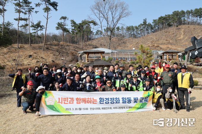안성시의회는 해병전우회 등 시민단체와 함께 금광호수 환경정화 활동을 벌인 뒤 기념촬영을 하고 있다. (사진=안성시의회 제공)