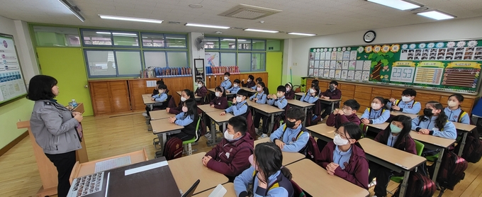 지난 20일 인천 연수구 동춘동 박문초등학교에서 찾아가는 학교폭력 예방교육을 진행하고 있다. ( 사진 = 연수경찰서 제공 )