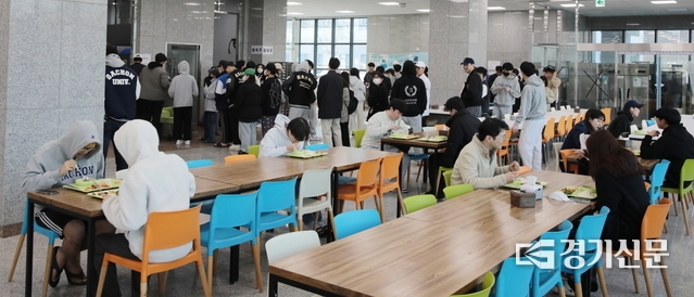 가천대 학생들이 21일 대학 제3학생생활관 식당에서 조식을 먹기 위해 줄을 서 있다. (사진=가천대학교 제공)