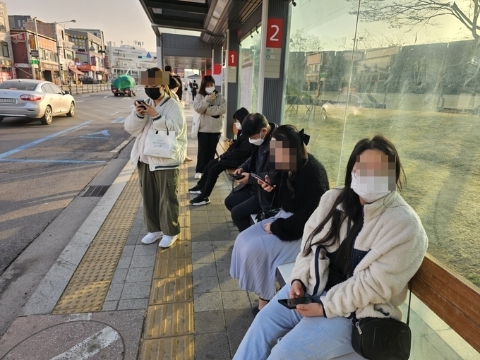 대중교통 마스크 착용 의무가 해제됐지만 미세먼지로 인해 마스크을 벗은 사람을 찾아볼 수 없다. ( 사진=고륜형)