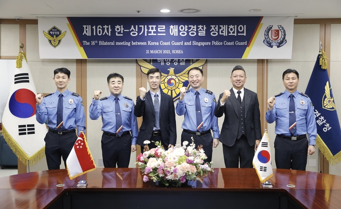 21일 인천 연수구 해양경찰청 청사에서 제16차 한-싱가포르 해양치안기관 정례회의를 마치고 기념촬영을 하고 있다. ( 사진 = 해양경찰청 제공 )