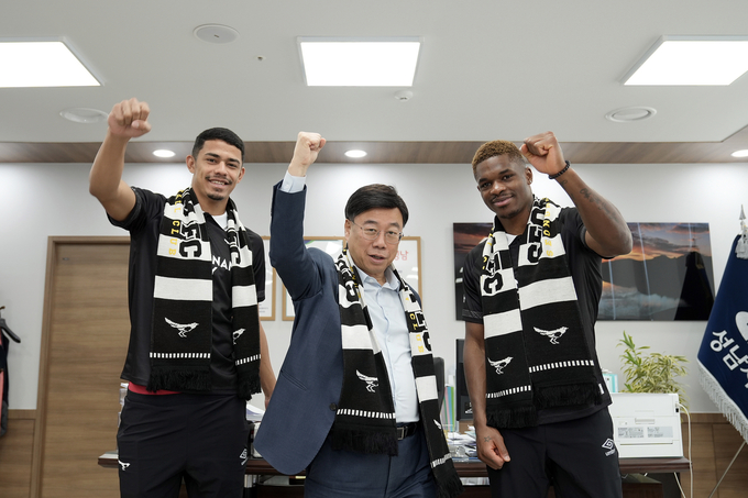 프로축구 K리그2 성남FC가 공격력 강화를 위해 외국인 선수 2명을 동시에 영입했다. 지난 주 열린 입단식에서 구단주인 신상진 성남시장(가운데)이 데닐손(오른쪽), 크리스와 파이팅을 외치고 있다. (사진=성남FC 제공)