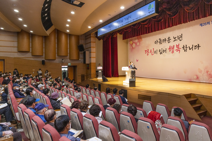 지난해 10월 열린 노인의날 기념식에서 윤환 구청장이 말하고 있다. ( 사진 = 계양구 제공 )