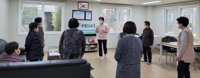 지난 8일 인천 남동구 간석한신더휴아파트 경로당에서 노인운동 전문 강사가 노인들 대상으로 ‘치아튼튼 관절88교실’을 진행하고 있다. ( 사진 = 남동구 제공 )