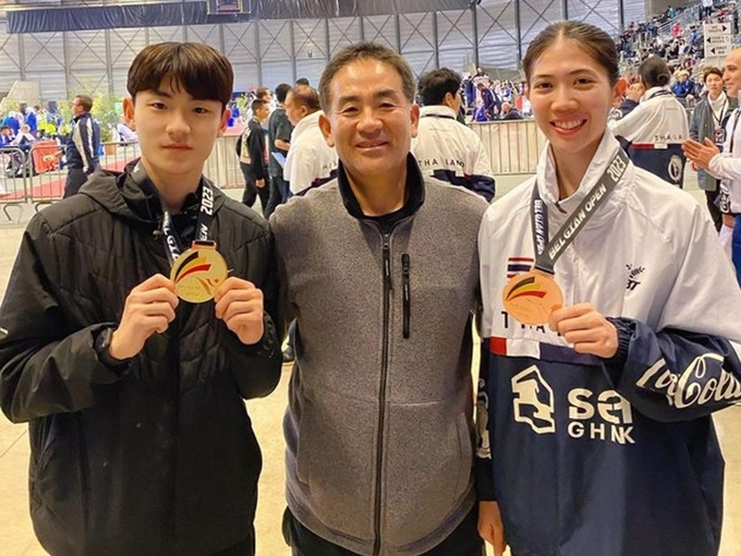 지난 18일 벨기에 로멜에서 열린 ‘2023 벨기에 오픈 세계 태권도 대회’에서 배준서(왼쪽) 인천 강화군 태권도팀 선수가 금메달을차지하고 기념촬영을 하고 있다. ( 사진 = 강화군 제공 )